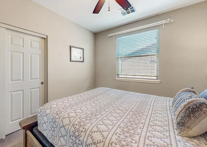 Sports & Sun: Goodyear W/ Pool Near Stadiums Holiday home