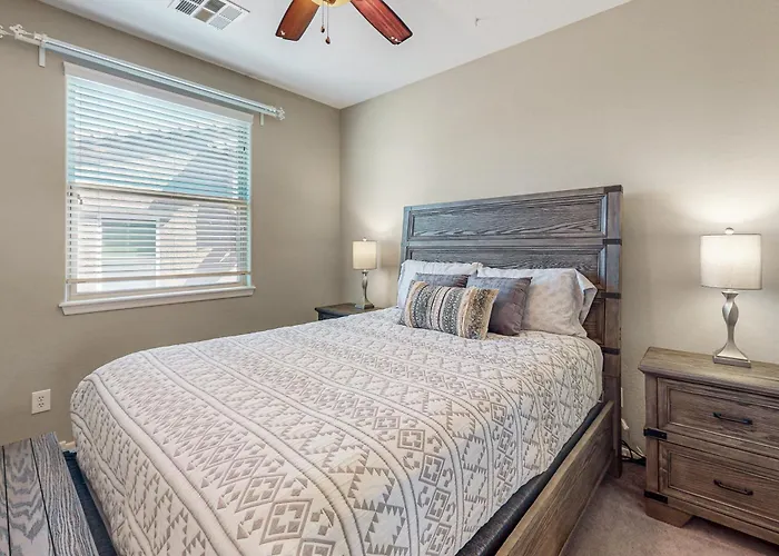 Sports & Sun: Goodyear W/ Pool Near Stadiums Holiday home *